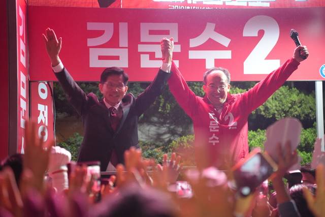 추경호 국민의힘 대구시장 후보의 선거사무소 개소식에 직전 대통령선거 국민의힘 후보였던 김문수 전 고용노동부 장관을 비롯해 대구 지역 국회의원들이 대부분 참석할 것으로 알려졌다. 사진은 김문수 대선 후보 시절 추 의원과 선거운동하는 모습. 추경호 측 제공.