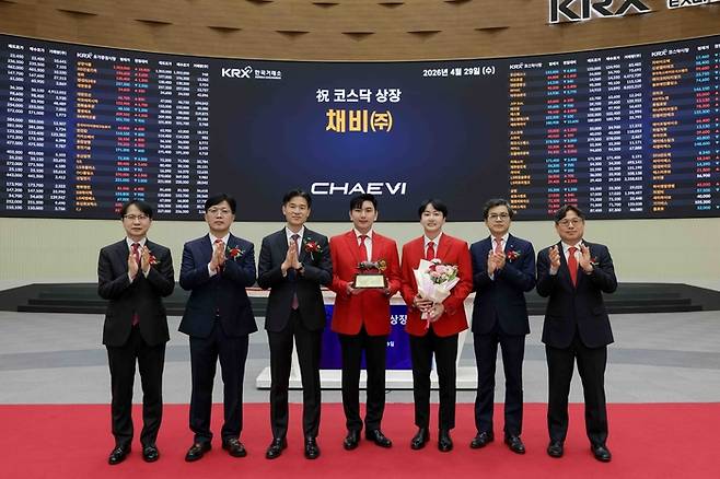 29일 오전 서울 여의도 한국거래소(KRX)에서 채비(CHAEVI)의 코스닥 상장기념식이 진행됐다. 왼쪽부터 김대영 한국IR협의회 부회장, 안승근 코스닥협회 부회장, 민경욱 한국거래소 코스닥시장본부 부이사장, 정민교 채비 대표이사, 최영훈 채비 대표이사, 강진두 KB증권 대표이사, 이충훈 삼성증권 부사장. <채비 제공>