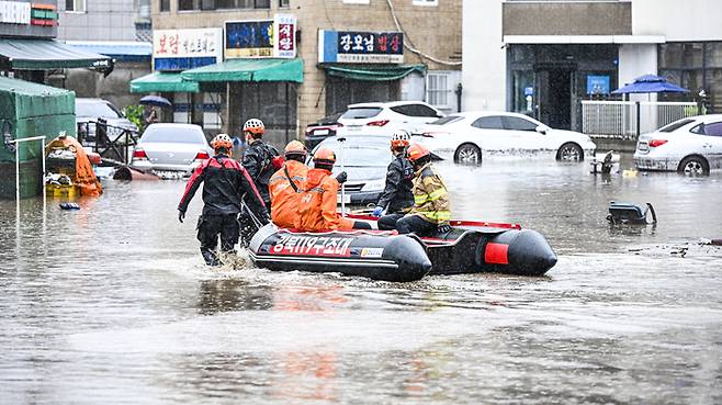 지난해 7월 17일 오후 대구 북구 노곡동에서 갑작스러운 폭우로 도로가 침수되자 경북119구조대 대원들이 고무보트를 이용해 수색 및 구조 작업을 벌이고 있다. 영남일보DB