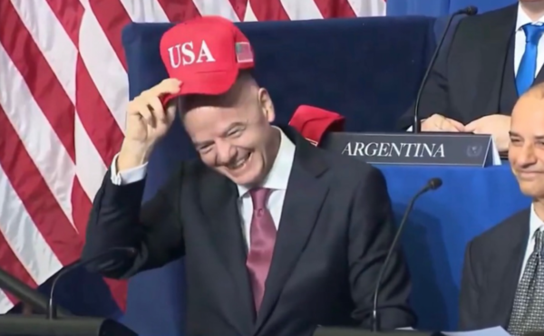 MAGA 모자와 비슷한 빨간 모자를 착용한 인판티노(사진=유튜브 화면 갈무리)