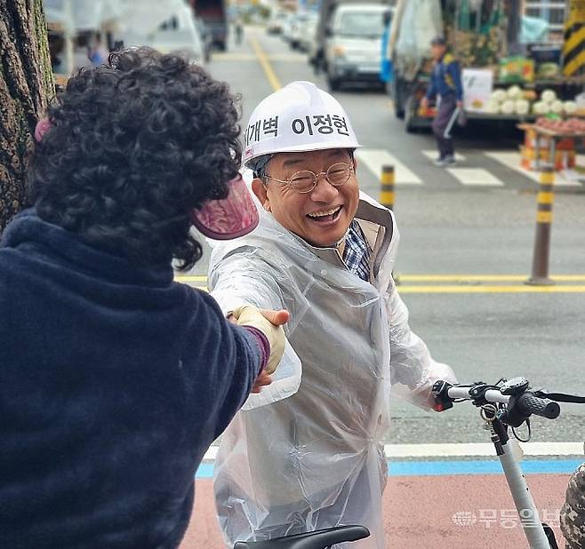이정현 후보가 자신의 트레이드 마크인 자전거를 타고 선거유세를 하고 있는 모습.