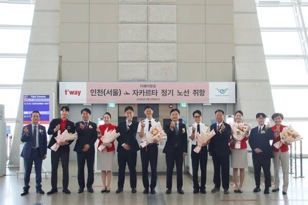 티웨이항공과 인천국제공항공사 관계자들이 기념사진을 촬영하고 있다.[출처=티웨이항공]