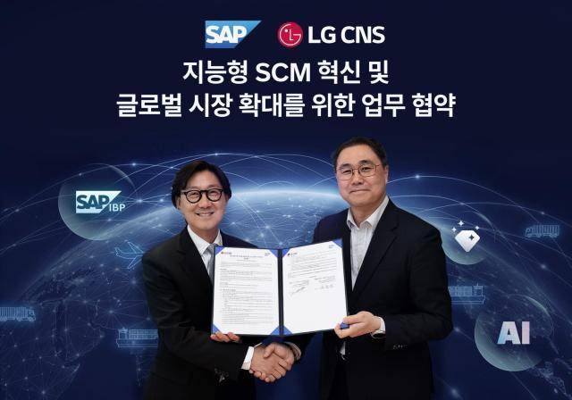 LG CNS SCM이노베이션사업담당 조민관 상무(오른쪽)와 SAP코리아&nbsp;김준영&nbsp;부사장이&nbsp;업무 협약 체결 이후 기념사진을 촬영하고 있다. [사진=LG CNS]