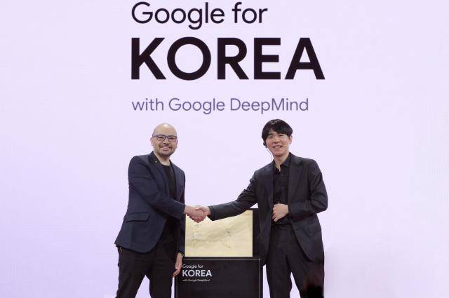 이세돌 9단(오른쪽)과 데미스 허사비스 구글 딥마인드 CEO가 29일 오전 서울 중구 웨스틴 조선호텔에서 열린 '구글 포 코리아 2026'에서 기념촬영을 하고 있다. [사진=구글]