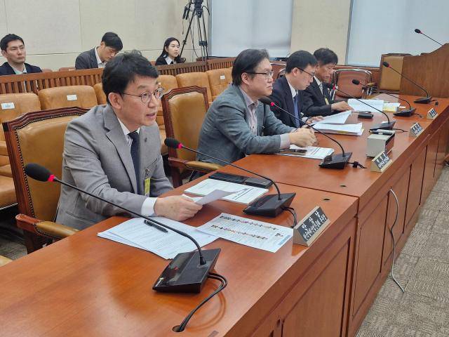안상남 한국방위산업진흥회 방산진흥본부장이 전략수출금융지원기금 운영에 대한 기업의 입장을 전달하고 있다. [사진=오주석 기자]