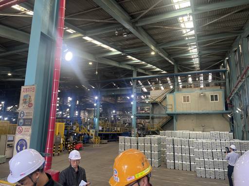 아연 주조공장에 쌓여 있는 1톤 규모 아연 슬래브./유혜온 기자