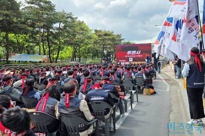 국회 농해수위의 법안 심사 소위가 열렸던 4월 28일 전국금융산업노조 NH농협지부가 국회 앞에서 농협법 개정안 반대 시위를 열었다. 사진=심지영 기자