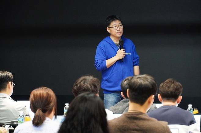 NHN두레이 백창열 대표가 28일 판교 사옥에서 열린 기자 간담회에서 발표를 하고 있다.(사진제공=NHN두레이)