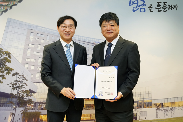 김성주 국민연금공단 이사장이 29일 황승현 신임 기획이사(오른쪽)에 임명장을 수여하고 기념촬영을 하고 있다. 국민연금 제공
