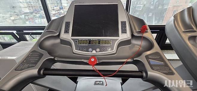 동작장애인전용헬스장 내 마련된 러닝머신에는 기구에서 멀어져 안전핀이 떨어지면 즉각 멈추도록 하는 안전 기능이 탑재돼 있었다. / 사진=이민지 기자