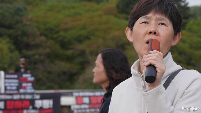▲ 지난 21일 경기 용인시 쿠팡 신선센터 앞에서 고 장덕준씨 어머니 박미숙씨가 쿠팡의 노동환경 개선과 김범석 대표의 사과를 촉구하고 있다. <이수연 기자>