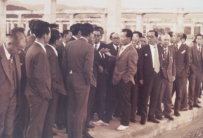 1972년 11월. 건설 중인 현대조선소를 방문한 전경련 산업시찰단. 정 회장의 운동화에 흙이 묻어있다. 김명호 편저 《건설자 정주영》(삼련서점 서울) 70쪽.&nbsp;