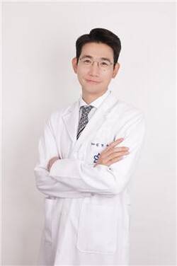 김민수 약사. ( 고은약국 대표 약사 / 제주대학교 약학대학 외래 강사 (동물용의약품) / 약사 전문 유튜브 채널 「민수약사」 운영)