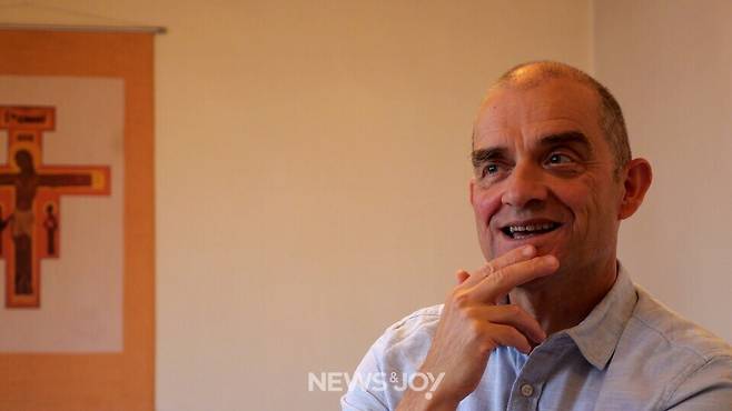 영국 성공회 출신의 매튜 수사는 전임 알로이스 수사를 이어 2023년 12월부터 떼제 공동체의 원장을 맡고 있다.&nbsp; 뉴스앤조이 나수진