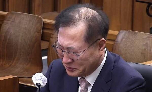 박성재 전 법무부 장관이 지난 27일 서울중앙지방법원 형사합의33부(재판장 이진관 부장판사) 심리로 진행된 내란중요임무종사 혐의 등의 결심 공판에서 피고인 신문 도중 눈물을 흘리고 있다.서울중앙지법 법정 생중계 화면 갈무리
