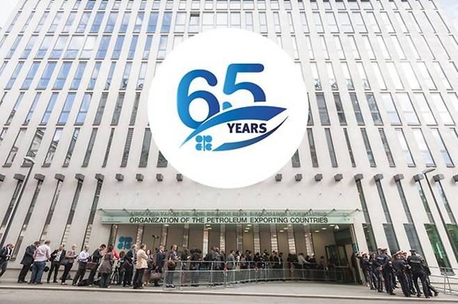 석유수출기구 본부 전경과 창립 65주년(2025년) 기념 로고&nbsp;(출처 : OPEC 홈페이지)