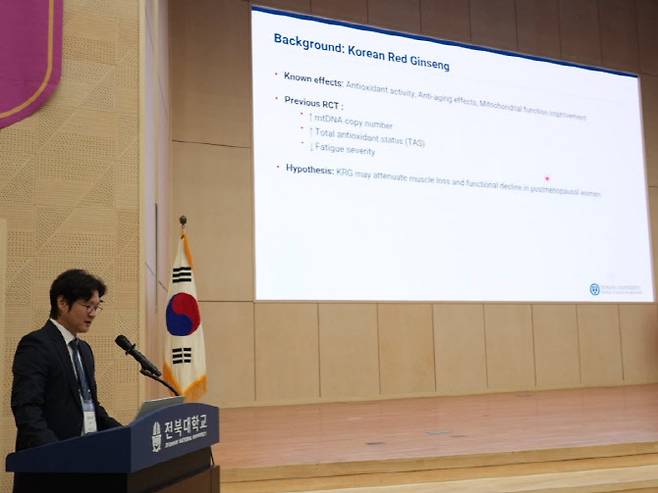 정태하 연세대 교수가 고려인삼학회 춘계학술대회에서 연구 결과를 발표를 하고 있다. (사진= 연세대 원주의료원)