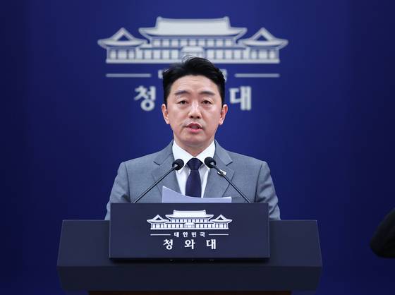 강훈식 비서실장이 29일 청와대에서 '공직역량 강화' 핵심성과 및 추진계획 브리핑을 하고 있다 〈사진=연합뉴스〉