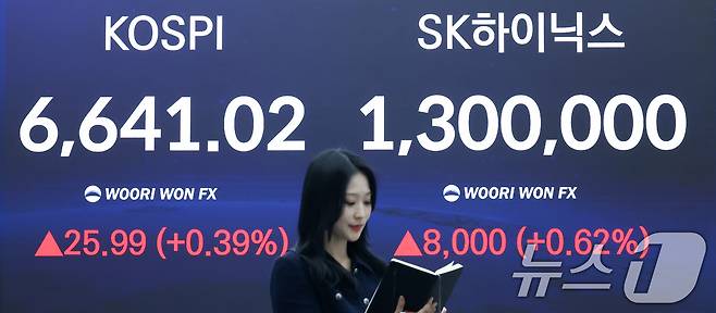 코스피 지수가 연일 사상 최고치를 경신한 28일 오후 서울 중구 우리은행 본점 딜링룸 전광판에 SK하이닉스, 코스피 종가가 표시되고 있다.  2026.4.28 ⓒ 뉴스1 임지훈 인턴기자