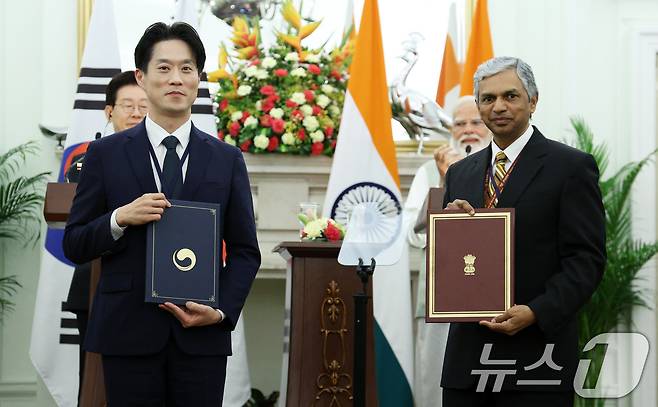 이재명 대통령과 나렌드라 모디 인도 총리가 참석한 가운데 20일 뉴델리 영빈관에서 노용석 중소벤처기업부 차관과 페리아사미 쿠마란 외교부 아태차관이 중소기업 협력 양해각서 협약식을 하고 있다. 2026.4.20 ⓒ 뉴스1 이재명 기자