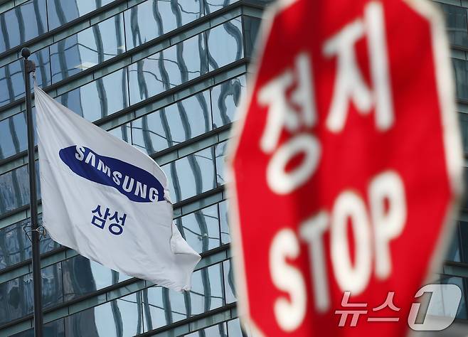 삼성전자 노조가 5월 총파업에 돌입한다. 18일 삼성전자 노조 2개 단체(초기업노동조합 삼성전자지부노조·전국삼성전자노조)에 따르면 이날 전체 조합원을 대상으로 파업 찬반투표를 실시한 결과, 93.1%가 쟁의행위에 찬성했다고 밝혔다. 투표에는 재적 조합원 약 9만 명 중 73.5%인 6만6019명이 참여했다. 사진은 이날 오후 서울 서초구 삼성전자 사옥 모습. 2026.3.18 ⓒ 뉴스1 김민지 기자