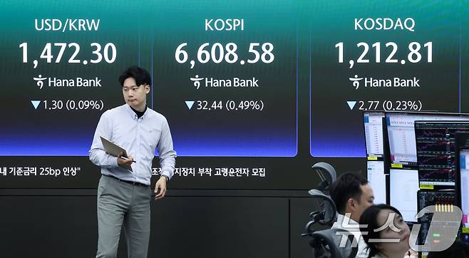 코스피가 하락 출발한 29일 오전 서울 중구 하나은행 딜링룸 전광판에 코스피, 코스닥 지수 등이 표시되고 있다. 2026.4.29 ⓒ 뉴스1 임지훈 인턴기자