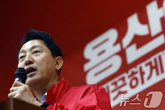 오세훈 국민의힘 서울시장 후보가 28일 서울 용산구 청파동 새마을금고 대강당에서 열린 제9회 전국동시지방선거 용산구 필승결의대회에서 축사를 하고 있다. 2026.4.28 ⓒ 뉴스1 박정호 기자