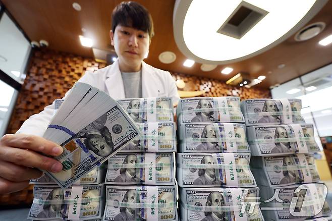 서울 중구 하나은행 위변조대응센터에서 은행 관계자가 달러화를 정리하는 모습. 2026.4.3 ⓒ 뉴스1 황기선 기자