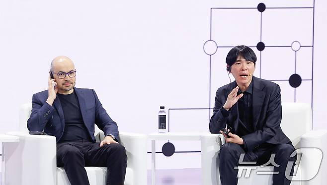이세돌 사범(오른쪽), 데미스 하사비스 구글 딥마인드 공동 창업자 및 CEO가 29일 서울 중구 웨스틴조선호텔에서 열린 구글 포 코리아 2026 행사에 참석해 '알파고 10년, 모두를 위한 AI의 비전'을 주제로 대담을 하고 있다. ⓒ 뉴스1 안은나 기자