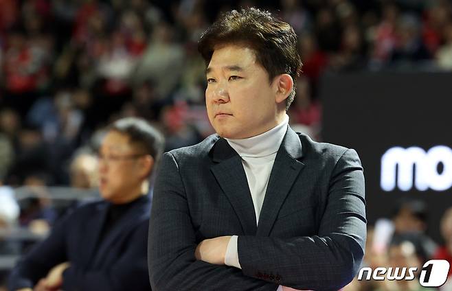 5일 오후 서울 송파구 잠실학생체육관서 열린 '2023-2024 정관장 프로농구' 서울SK와 고양 소노의 경기에서 소노 김승기 감독이 경기를 지켜 보고 있다. 2024.1.5 ⓒ 뉴스1 김명섭 기자