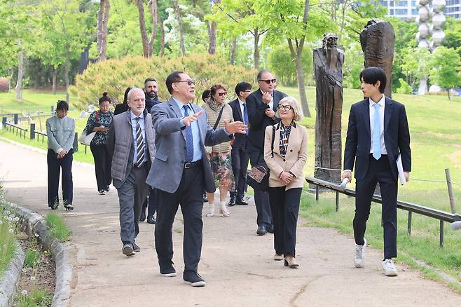국민체육진흥공단이 이탈리아 대사관과 함께 서울올림픽공원 조각공원 투어를 진행했다.(국민체육진흥공단 제공)