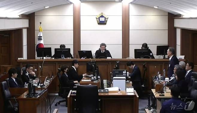 윤석열 전 대통령이 29일 오후 서울 서초구 서울고등법원에서 열린 특수공무집행방해, 직권남용 권리행사방해 등 혐의 2심 선고 공판에서 선고를 받고 있다. (서울고등법원 제공. 재판매 및 DB 금지) 2026.4.29 ⓒ 뉴스1