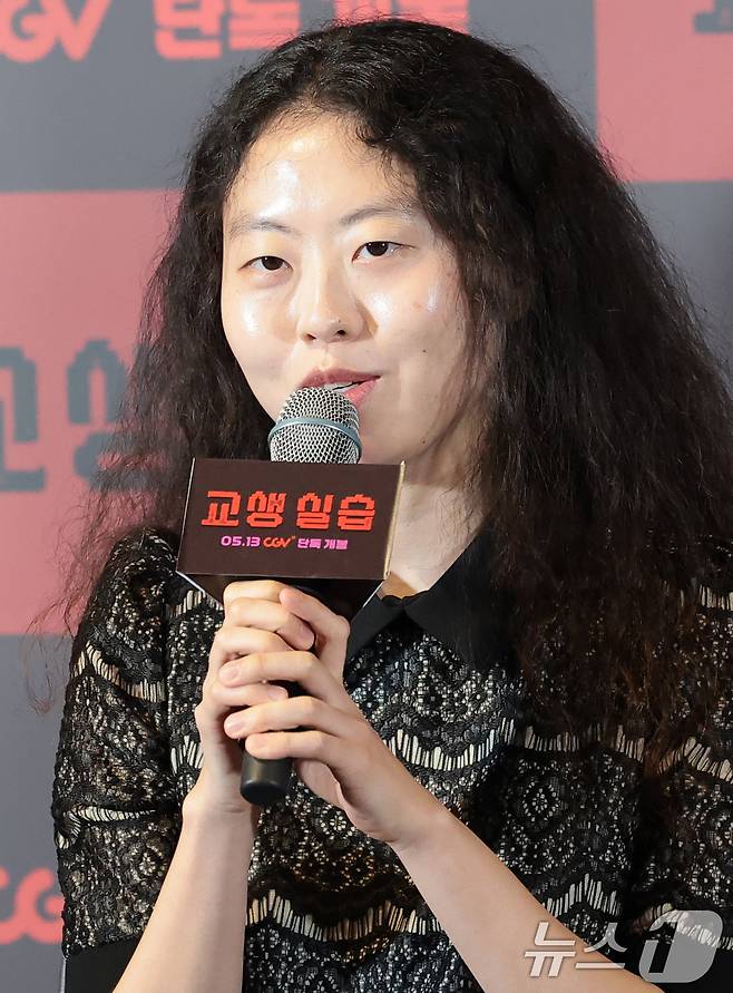 배우 이화원이 29일 서울 용산구 CGV용산아이파크몰에서 열린 영화 '교생실습'(감독 김민하) 언론시사회에 참석해 인사말을 하고 있다. '교생실습'은 수능 귀신에 맞서 죽음의 모의고사를 치르게 된 열혈 MZ 교생 은경(한선화 분)과 흑마술 동아리 소녀들의 하이스쿨 '호러블리(호러+러블리)' 코미디 영화다. 2026.4.29 ⓒ 뉴스1 권현진 기자