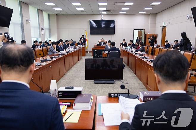 김용민 국회 법제사법위원회 법안심사제1소위원장이 29일 서울 여의도 국회에서 제434회 국회(임시회) 폐회중 열린 법제사법위원회 제3차 법안심사제1소위원회에서 의사봉을 두드리고 있다. 2026.4.29 ⓒ 뉴스1 유승관 기자