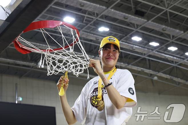 26일 경기 용인시 처인구 용인실내체육관에서 열린 'BNK 금융 2025-2026 여자프로농구 챔피언결정전 3차전' 용인 삼성생명 블루밍스와 청주 KB스타즈의 경기에서 승리, 통합우승을 거둔 KB 박지수가 골대 그물을 자르는 세리머니를 하고 있다. 2026.4.26 ⓒ 뉴스1 김영운 기자