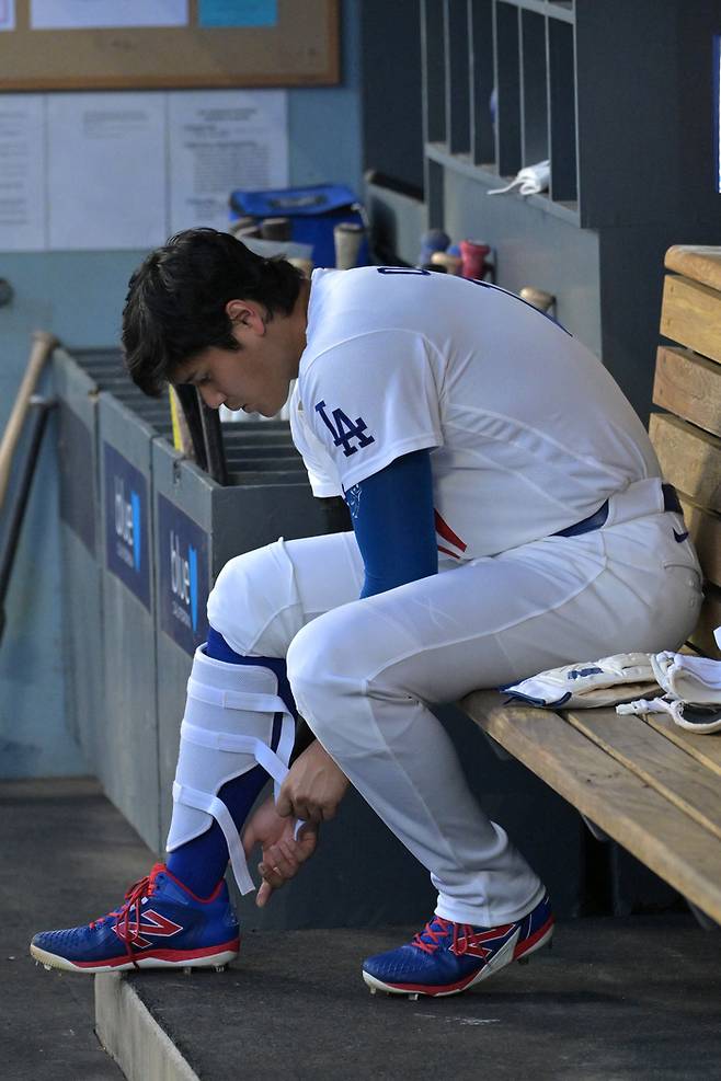 LA 다저스 오타니 쇼헤이가 27일(현지시간) 미국 로스앤젤레스 다저스타디움에서 열린 2026 ML 마이애미전 1회 더그아웃에서 경기를 준비하고 있다. 사진 | LA=Imagn Images 연합뉴스