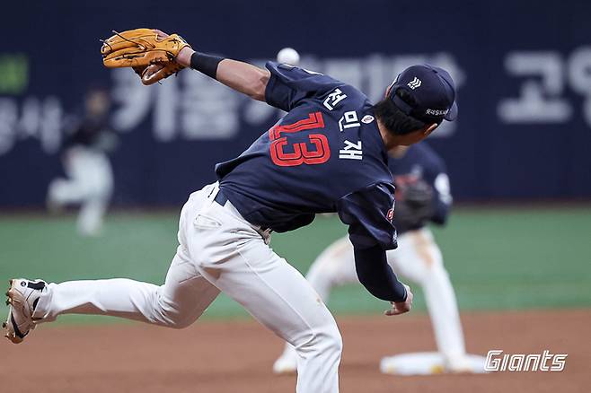 롯데 전민재가 서울 고척스카이돔에서 열린 2026 KBO리그 정규시즌 키움전에서 수비를 하고 있다. 사진 | 롯데 자이언츠