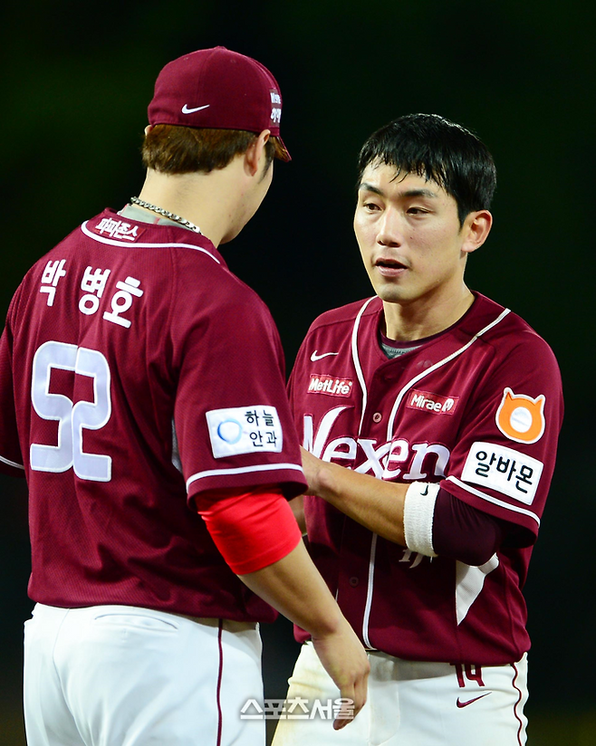 2014년 넥센 시절 서건창(오른쪽). 사진 | 스포츠서울 DB