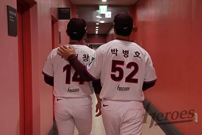 키움 박병호 코치(오른쪽)이 26일 서울 고척스카이돔에서 열린 선수 은퇴식을 마친 뒤 서건창의 어깨를 감싸 안은 채 함께 더그아웃 통로를 나서고 있다. 사진 | 키움 히어로즈