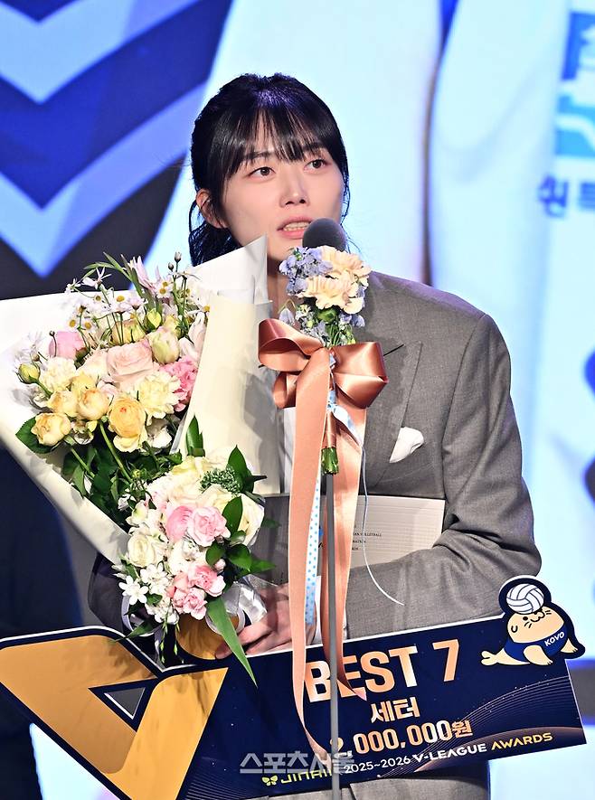 현대건설 김다인이 13일 서울 광진구 그랜드 워커힐 서울 비스타홀에서 진행된 진에어 2025-2026 V-리그 시상식에서 여자부 베스트7 세터에 선정된 뒤 소감을 밝히고 있다. 2026. 4. 13.  박진업 기자 upandup@sportsseoul.com