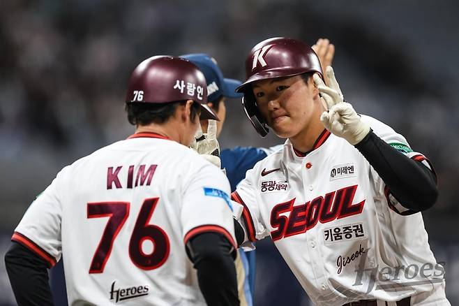 키움 김지석이 23일 서울 고척스카이돔에서 열린 2026 KBO리그 NC전에서 안타를 기록한 뒤 세리머니를 하고 있다. 사진 | 키움 히어로즈