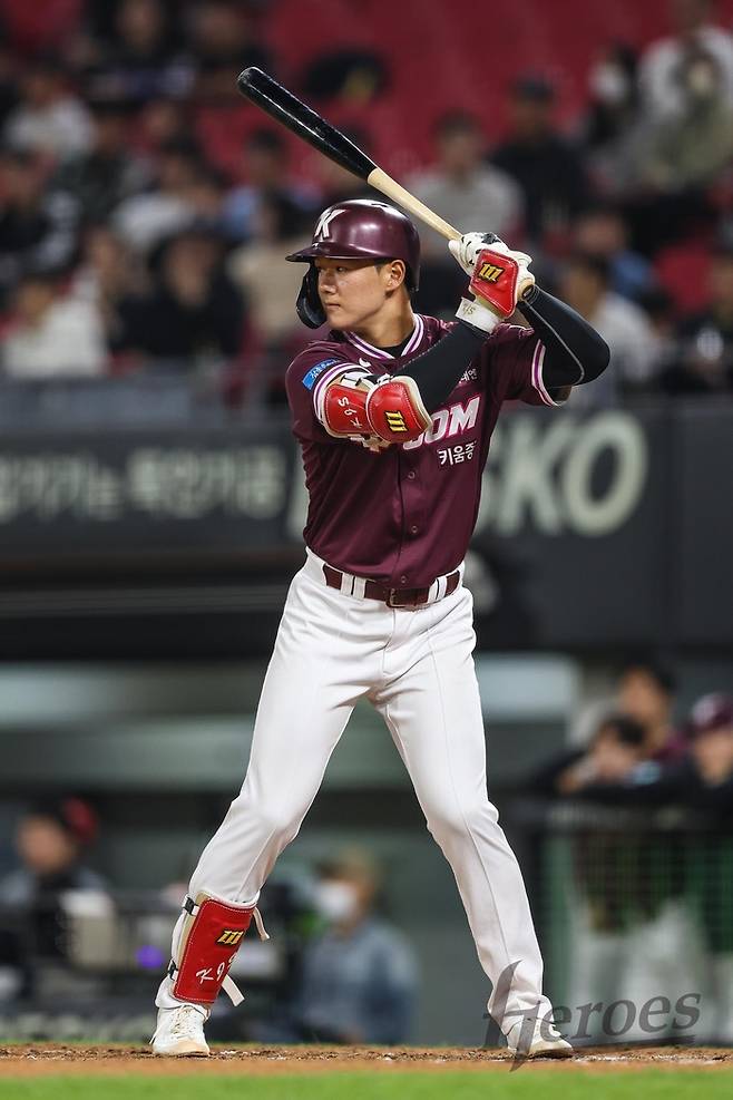 키움 김지석이 14일 광주-기아 챔피언스 필드에서 열린 2026 KBO리그 KIA전에서 타격하고 있다. 사진 | 키움 히어로즈