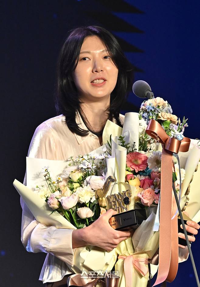 현대건설 양효진이 13일 서울 광진구 그랜드 워커힐 서울 비스타홀에서 진행된 진에어 2025-2026 V-리그 시상식에서 기록상을 수상한 뒤 소감을 밝히고 있다. 2026. 4. 13.  박진업 기자 upandup@sportsseoul.com