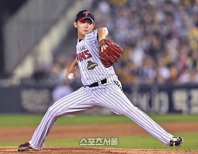 LG 투수 김영우가 15일 서울 잠실구장에서 열린 2026 KBO리그 롯데전 8회 역투하고 있다. 잠실 | 최승섭기자 thunder@sportsseoul.com