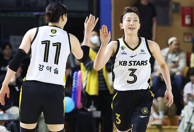 KB스타즈 이채은(오른쪽)이 26일 용인실내체육관에서 열린 BNK금융 2025~2026 여자프로농구 챔피언결정전 3차전 삼성생명과 경기에서 득점 후 기뻐하고 있다. 사진 | 용인=연합뉴스