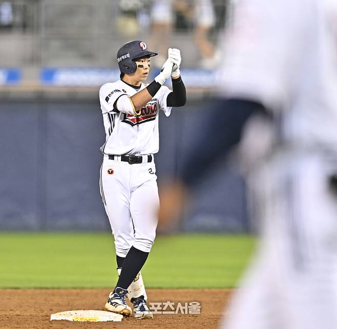 두산 김민석이 29일 서울 잠실구장에서 열린 2026 KBO리그 삼성전 4회말 1사1,3루 1타점 좌중간 2루타를 친 후 박수를 치고 있다. 잠실 | 최승섭 기자 thunder@sportsseoul.com
