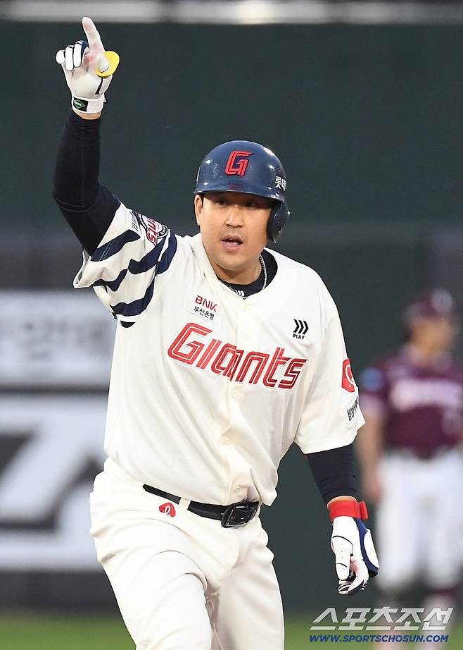 28일 부산 사직야구장에서 열린 롯데와 키움의 경기. 첫 타석 2루타 날린 롯데 유강남. 부산=송정헌 기자songs@sportschosun.com/2026.04.28/