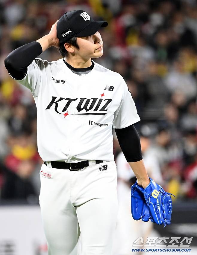 28일 수원KT위즈파크에서 열린 LG와 KT의 경기, 8회초 2점차 리드를 허용한 박영현이 아쉬운 모습으로 이닝을 끝마치고 있다. 수원=허상욱 기자wook@sportschosun.com/2026.04.28/