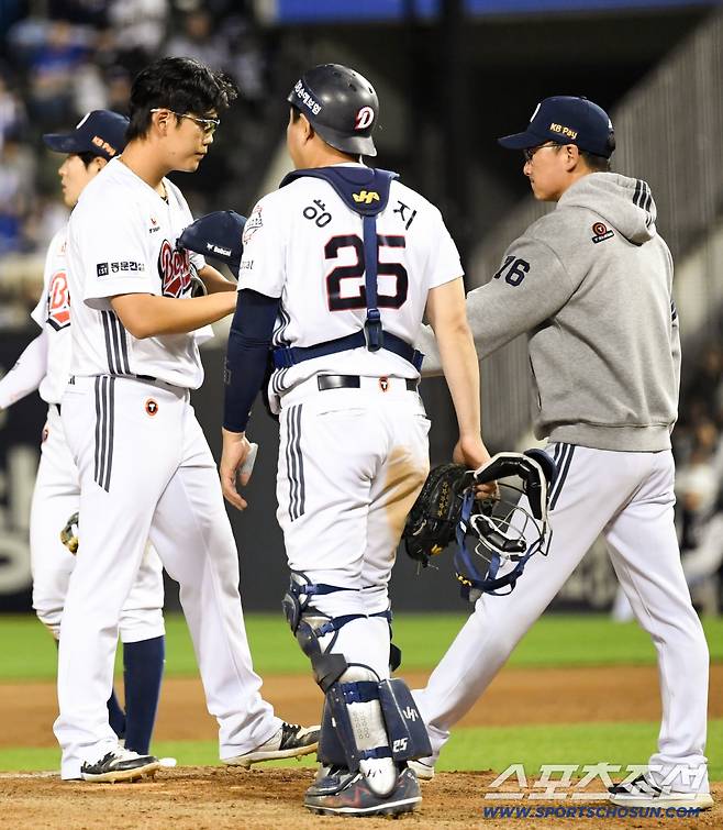 28일 잠실구장에서 열린 두산과 삼성의 경기. 연장 10회 두산 이병헌이 마운드에서 내려오고 있다. 잠실=박재만 기자 pjm@sportschosun.com/2026.04.28/