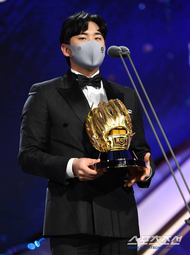 2021 KBO 골든글러브 시상식이 10일 서울 강남구 삼성동 코엑스 오디토리움에서 열렸다. 2루수 부문 골든글러브를 수상한 한화 정은원이 수상 소감을 말하고 있다. 삼성동=박재만 기자 pjm@sportschosun.com/2021.12.10/